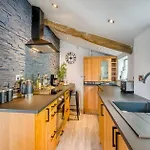 Prázdninový dům 2 Bedroom Cosy With Hot Tub In Hambrook Close To Centre *