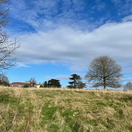 2 Bedroom Cosy With Hot Tub In Hambrook Close To Centre Feriehus