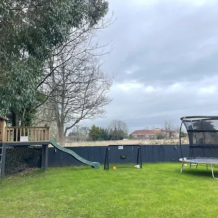 2 Bedroom Cosy With Hot Tub In Hambrook Close To Centre Feriehus *