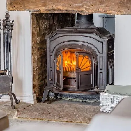 2 Bedroom Cosy With Hot Tub In Hambrook Close To Centre *