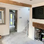 2 Bedroom Cosy With Hot Tub In Hambrook Close To Centre Bristol