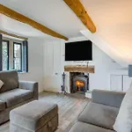 Hébergement de vacances 2 Bedroom Cosy With Hot Tub In Hambrook Close To Centre Bristol