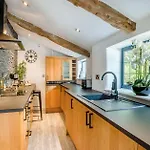 2 Bedroom Cosy With Hot Tub In Hambrook Close To Centre Hébergement de vacances Bristol