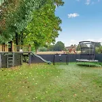 Hébergement de vacances 2 Bedroom Cosy With Hot Tub In Hambrook Close To Centre