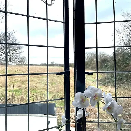 Casa de Férias 2 Bedroom Cosy With Hot Tub In Hambrook Close To Centre