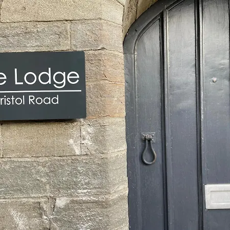 2 Bedroom Cosy With Hot Tub In Hambrook Close To Centre