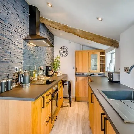 펜션 2 Bedroom Cosy With Hot Tub In Hambrook Close To Centre *