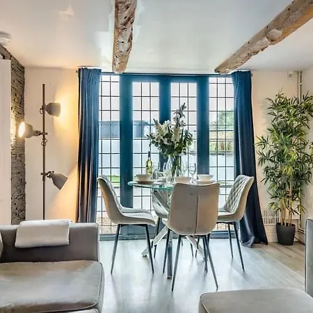 Casa de Férias 2 Bedroom Cosy With Hot Tub In Hambrook Close To Centre *