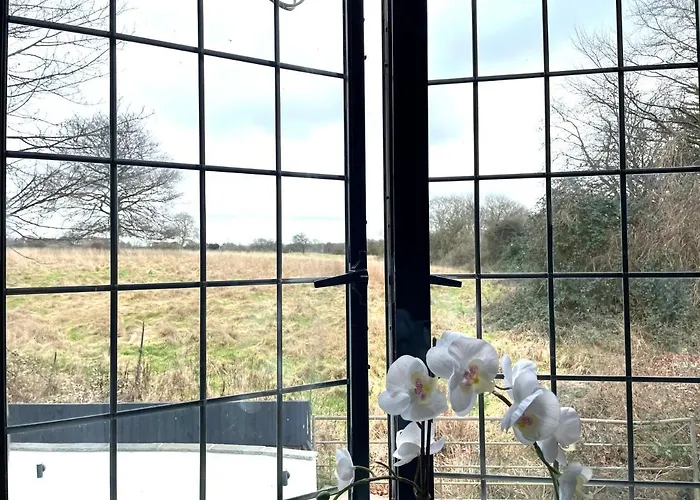 Vakantiehuis 2 Bedroom Cosy With Hot Tub In Hambrook Close To Centre