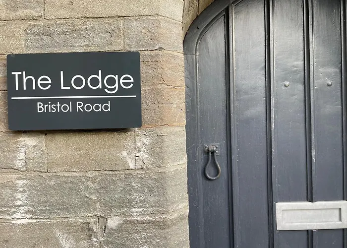 2 Bedroom Cosy With Hot Tub In Hambrook Close To Centre