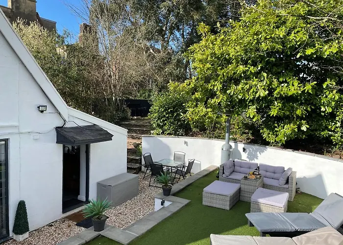 2 Bedroom Cosy With Hot Tub In Hambrook Close To Centre Vakantiehuis *