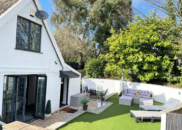 2 Bedroom Cosy With Hot Tub In Hambrook Close To Centre