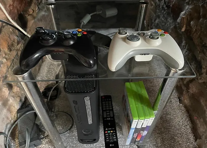 2 Bedroom Cosy With Hot Tub In Hambrook Close To Centre Vakantiehuis