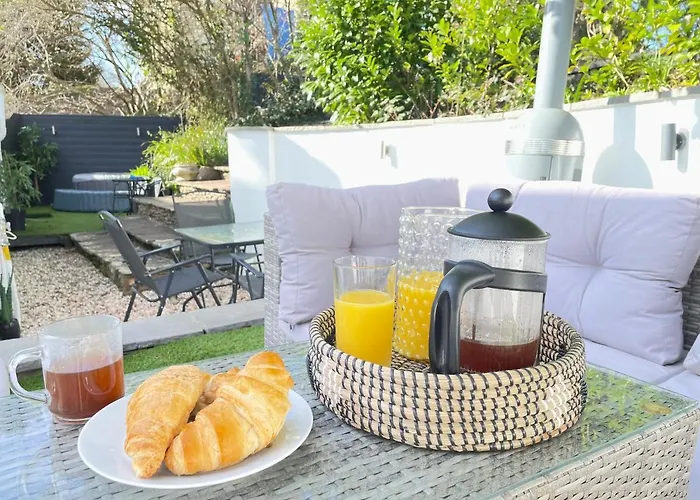 2 Bedroom Cosy With Hot Tub In Hambrook Close To Centre Bristol