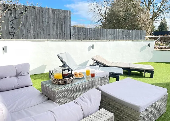 2 Bedroom Cosy With Hot Tub In Hambrook Close To Centre * Bristol