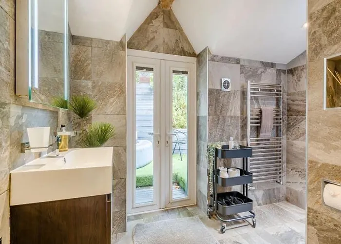 بيت للعطل 2 Bedroom Cosy With Hot Tub In Hambrook Close To Centre بريستول