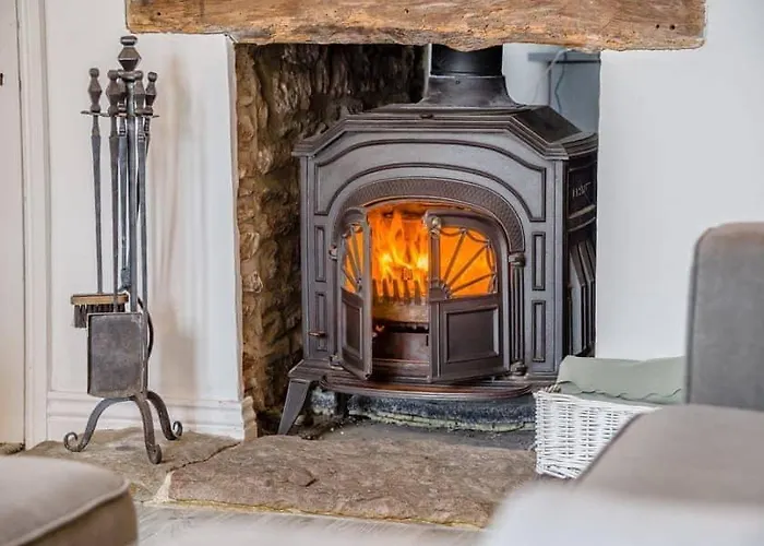 2 Bedroom Cosy With Hot Tub In Hambrook Close To Centre *