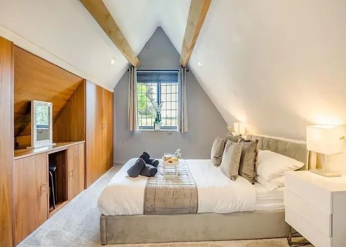 2 Bedroom Cosy With Hot Tub In Hambrook Close To Centre Vakantiehuis *