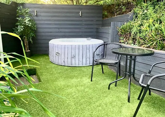 2 Bedroom Cosy With Hot Tub In Hambrook Close To Centre Vakantiehuis