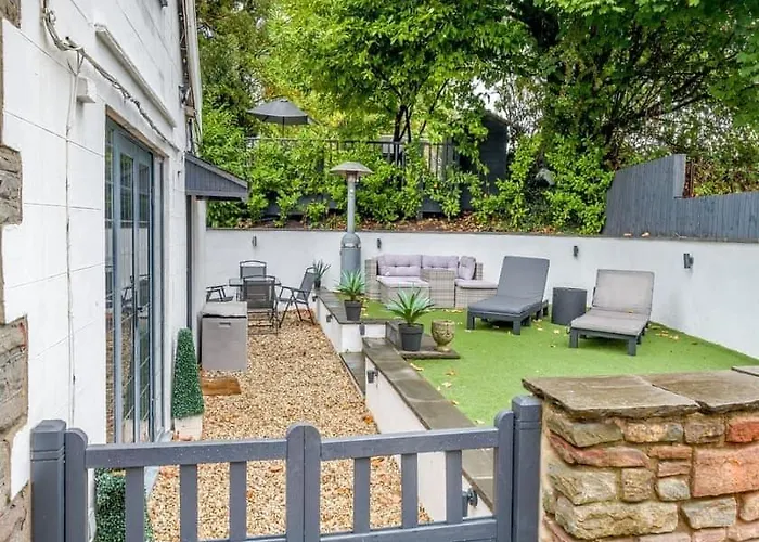 2 Bedroom Cosy With Hot Tub In Hambrook Close To Centre Vakantiehuis