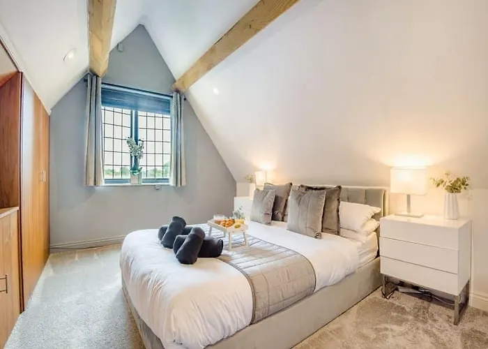 2 Bedroom Cosy With Hot Tub In Hambrook Close To Centre Bristol