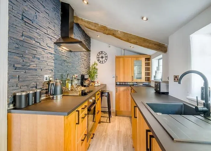 Vakantiehuis 2 Bedroom Cosy With Hot Tub In Hambrook Close To Centre *