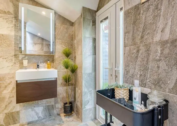 2 Bedroom Cosy With Hot Tub In Hambrook Close To Centre *