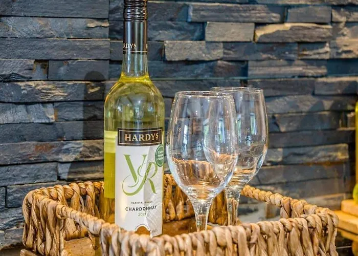 2 Bedroom Cosy With Hot Tub In Hambrook Close To Centre *