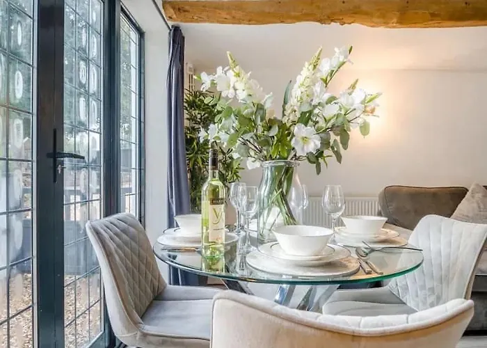 Semesterbostad 2 Bedroom Cosy With Hot Tub In Hambrook Close To Centre *