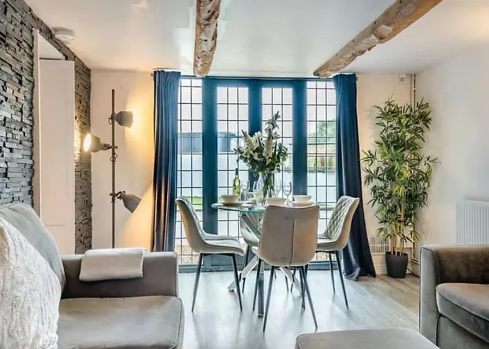 Semesterbostad 2 Bedroom Cosy With Hot Tub In Hambrook Close To Centre *