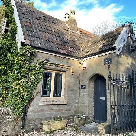 2 Bedroom Cosy Cottage With Hot Tub In Hambrook Close To Bristol City Centre Bristol