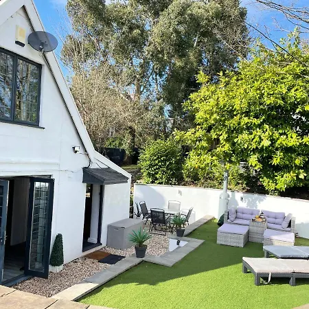 2 Bedroom Cosy With Hot Tub In Hambrook Close To Centre