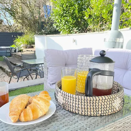 2 Bedroom Cosy With Hot Tub In Hambrook Close To Centre Bristol