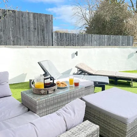 2 Bedroom Cosy With Hot Tub In Hambrook Close To Centre * Bristol