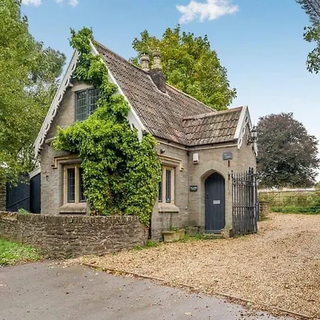 2 Bedroom Cosy Cottage With Hot Tub In Hambrook Close To Bristol City Centre * Bristol