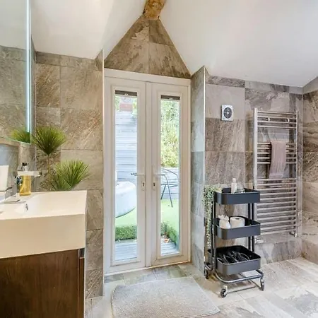 Сasa de vacaciones 2 Bedroom Cosy With Hot Tub In Hambrook Close To Centre Bristol