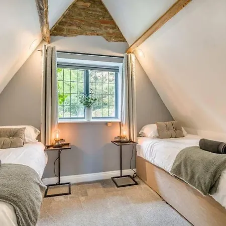 2 Bedroom Cosy Cottage With Hot Tub In Hambrook Close To Bristol City Centre Holiday home *