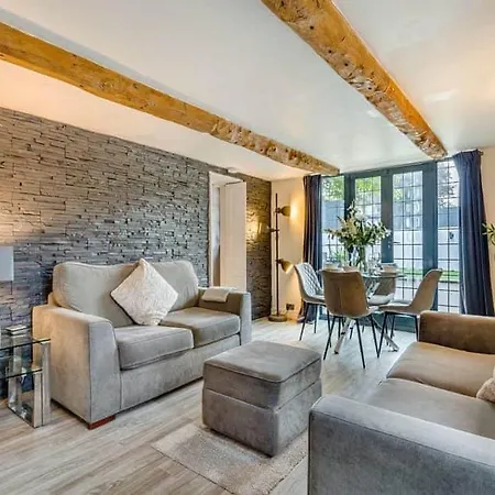 2 Bedroom Cosy Cottage With Hot Tub In Hambrook Close To Bristol City Centre