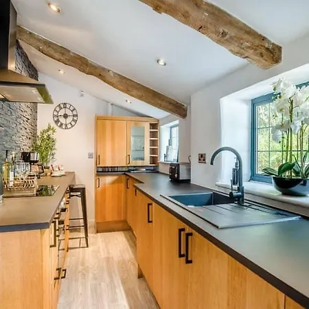 2 Bedroom Cosy Cottage With Hot Tub In Hambrook Close To Bristol City Centre Holiday home Bristol