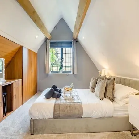 2 Bedroom Cosy Cottage With Hot Tub In Hambrook Close To Bristol City Centre Holiday home *