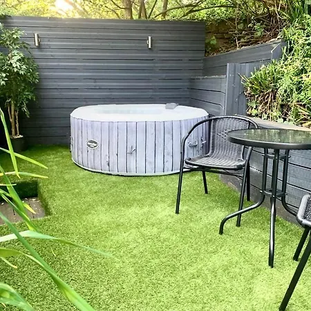 2 Bedroom Cosy With Hot Tub In Hambrook Close To Centre בית נופש
