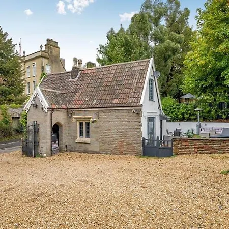2 Bedroom Cosy Cottage With Hot Tub In Hambrook Close To Bristol City Centre Holiday home *
