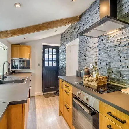 2 Bedroom Cosy Cottage With Hot Tub In Hambrook Close To Bristol City Centre * Bristol