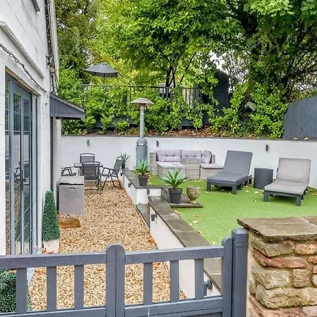 2 Bedroom Cosy Cottage With Hot Tub In Hambrook Close To Bristol City Centre Holiday home