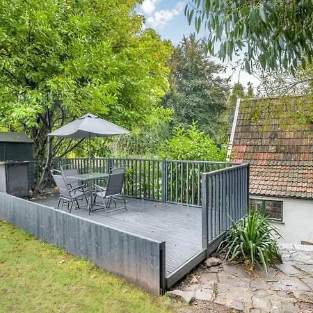 Сasa de vacaciones 2 Bedroom Cosy With Hot Tub In Hambrook Close To Centre Bristol