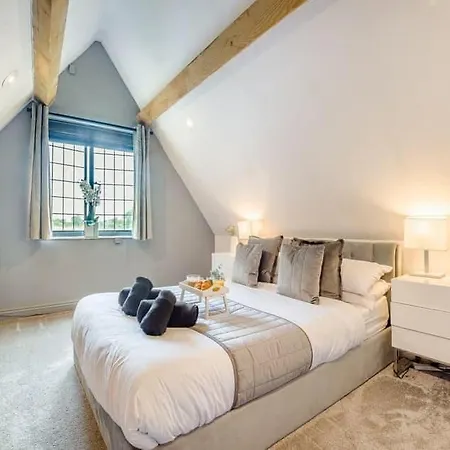 2 Bedroom Cosy With Hot Tub In Hambrook Close To Centre Bristol