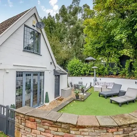 בית נופש 2 Bedroom Cosy With Hot Tub In Hambrook Close To Centre *