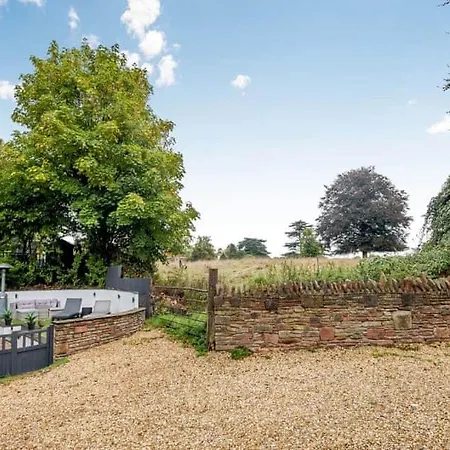 2 Bedroom Cosy Cottage With Hot Tub In Hambrook Close To Bristol City Centre