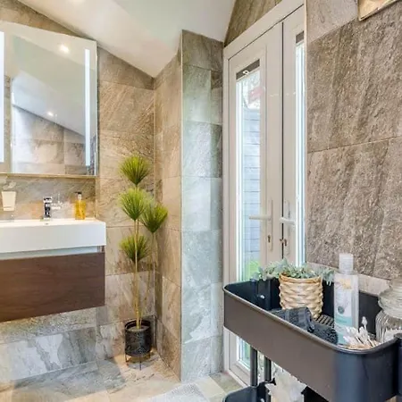 2 Bedroom Cosy With Hot Tub In Hambrook Close To Centre *