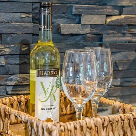 2 Bedroom Cosy With Hot Tub In Hambrook Close To Centre *